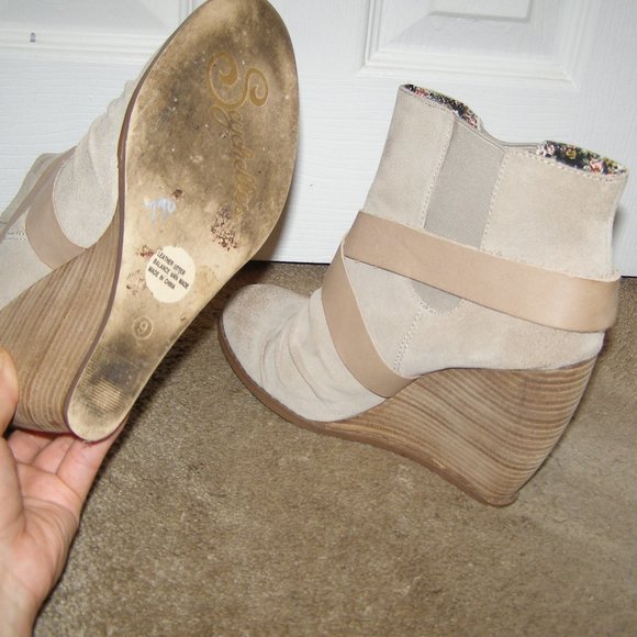 size 9 Seychelles Slip on Beige Wedge Booties - Picture 7 of 10